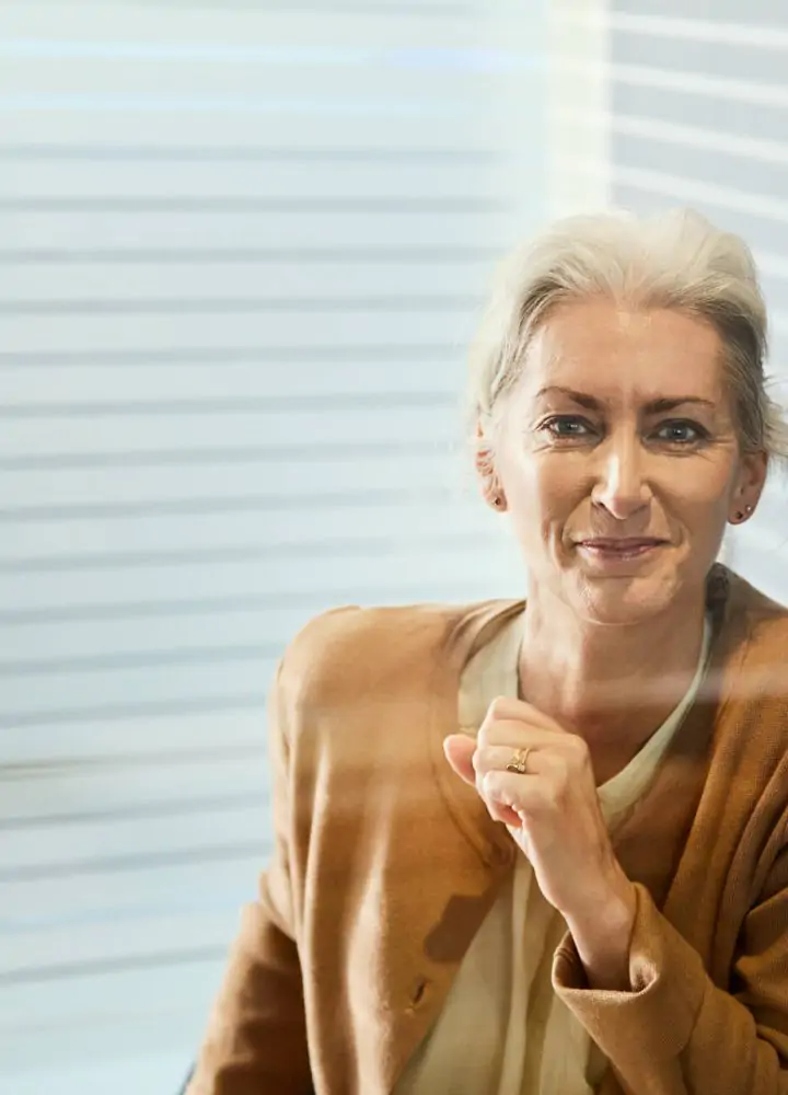 Eine Frau schaut in die Kamera