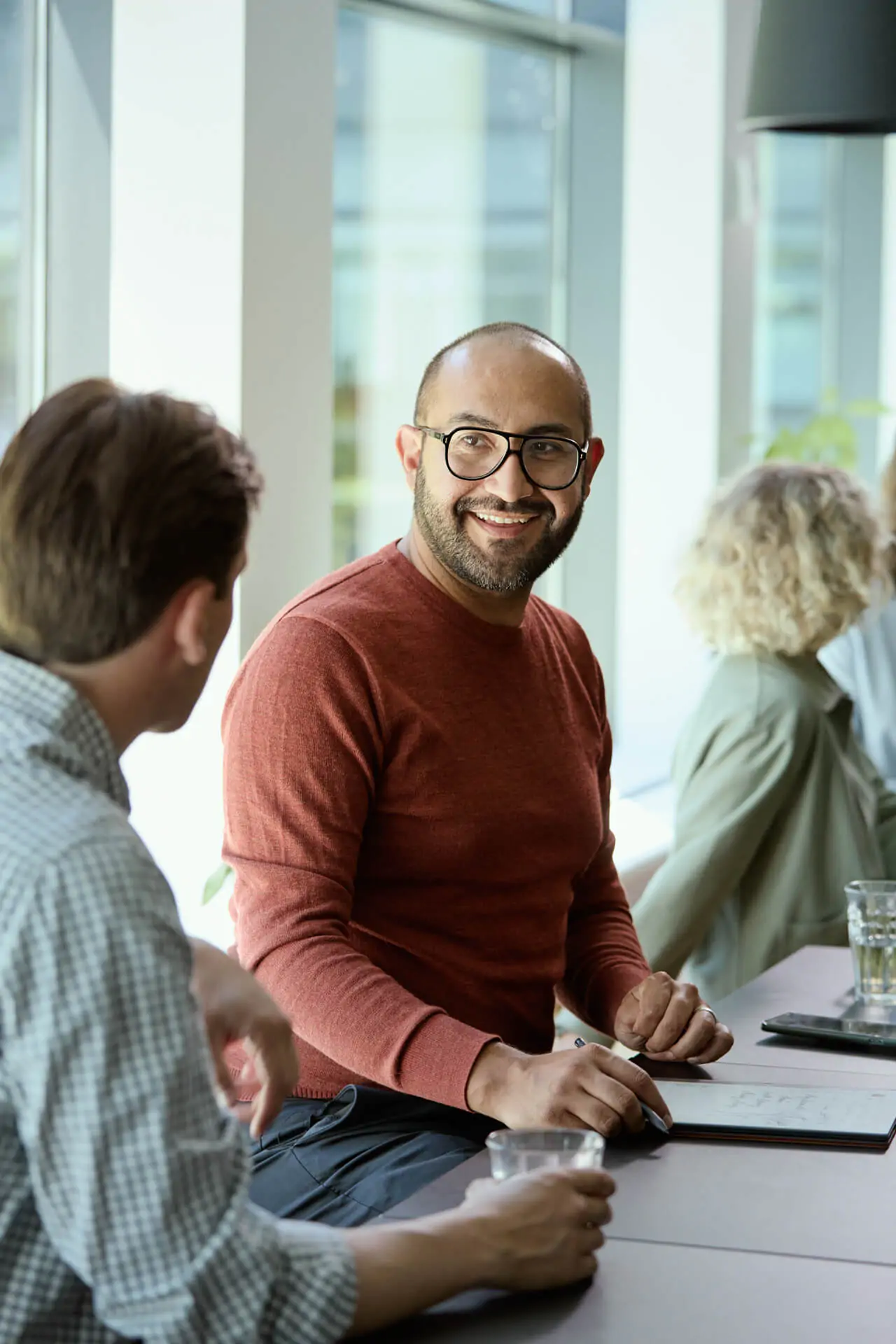 zwei Männer lachen zusammen.“