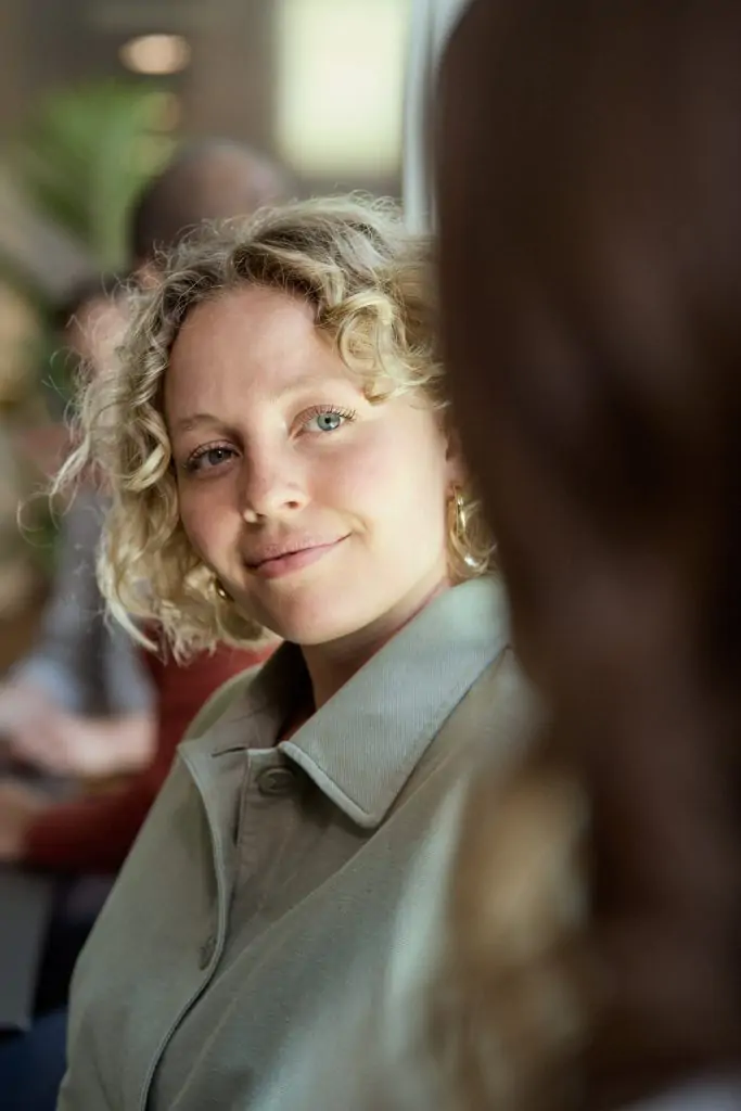 Eine junge blonde Frau lächelt.