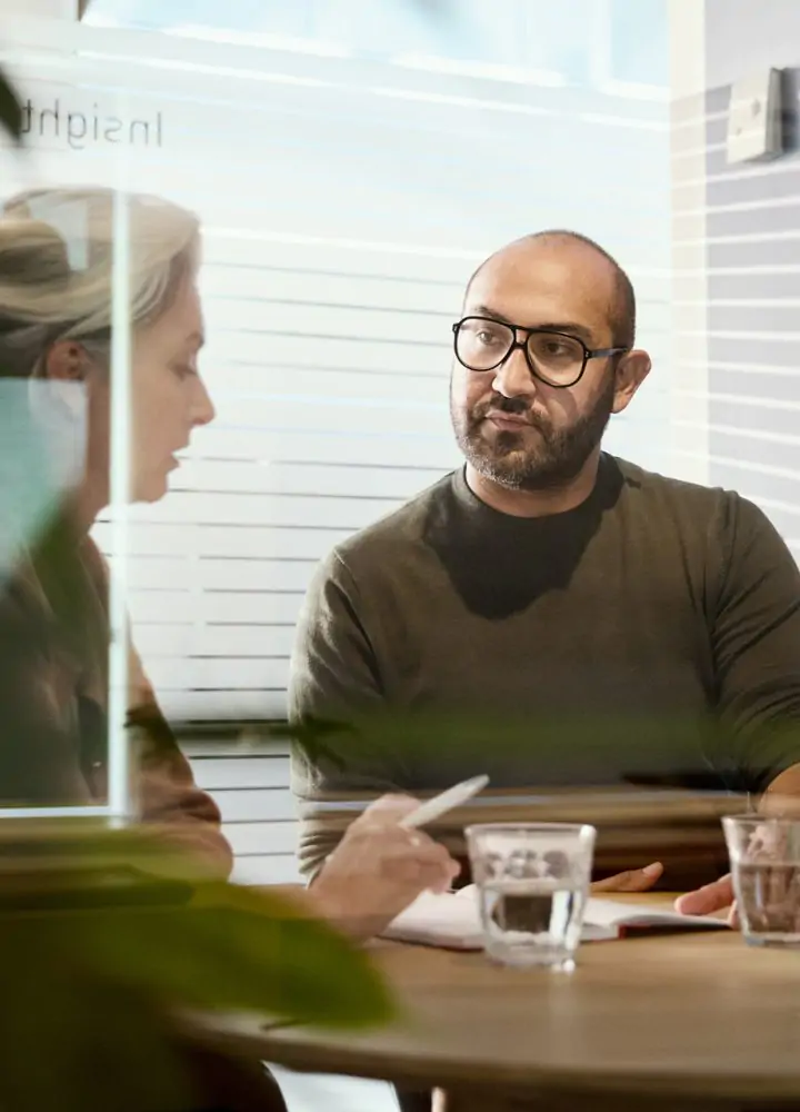 Zwei Personen sprechen im Büro