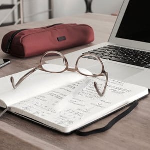 briller liggende pa notebook