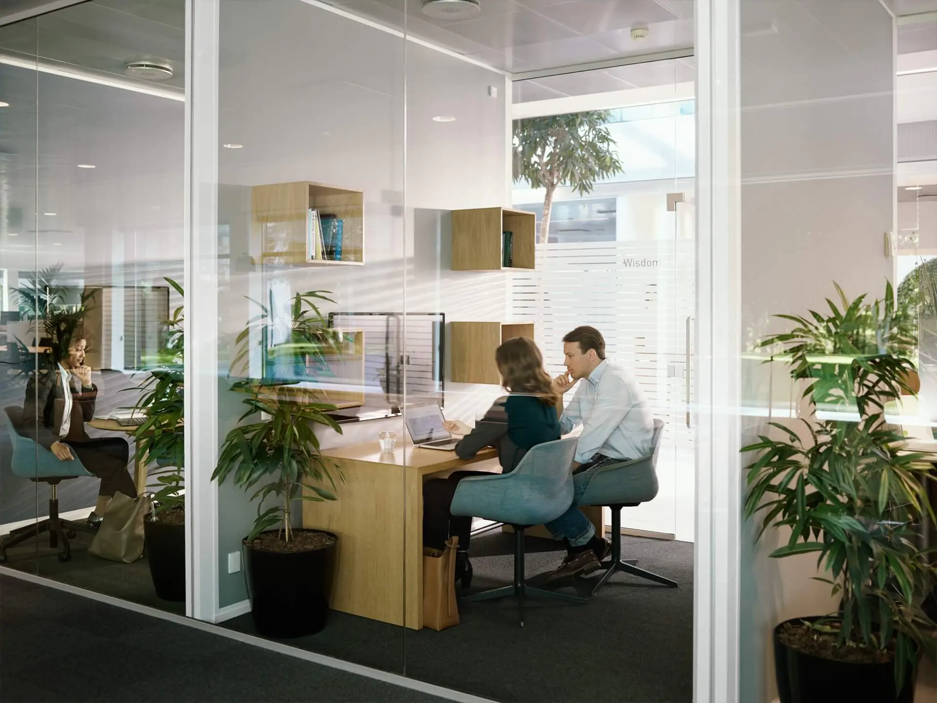 to mennesker sidder på kontoret