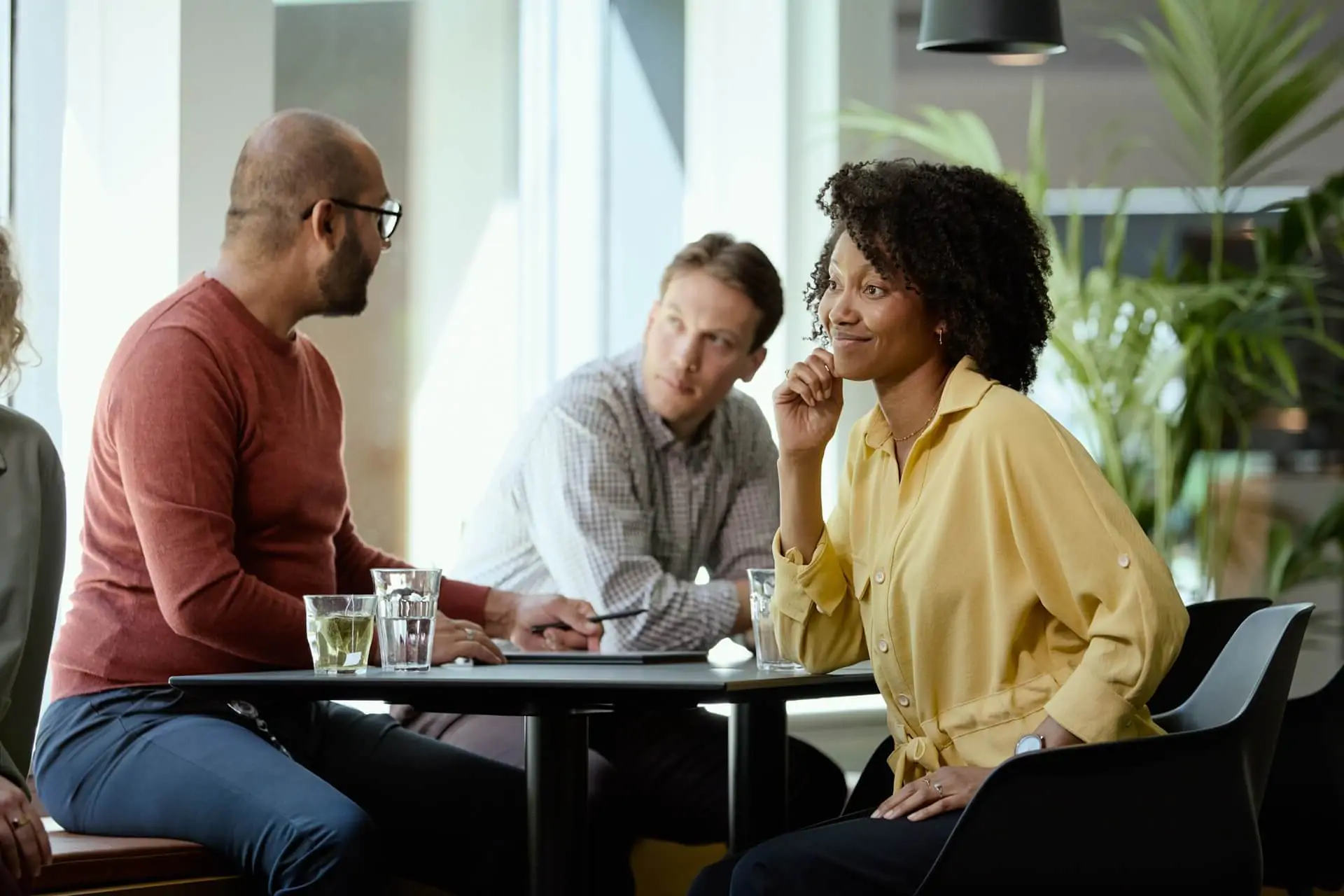 tre mennesker sidder på kontoret
