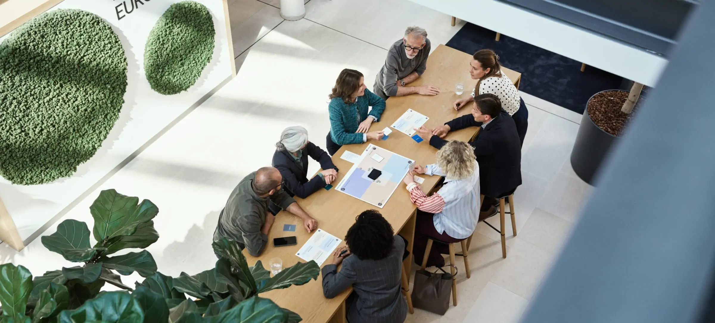 Folk som sidder ved et bord