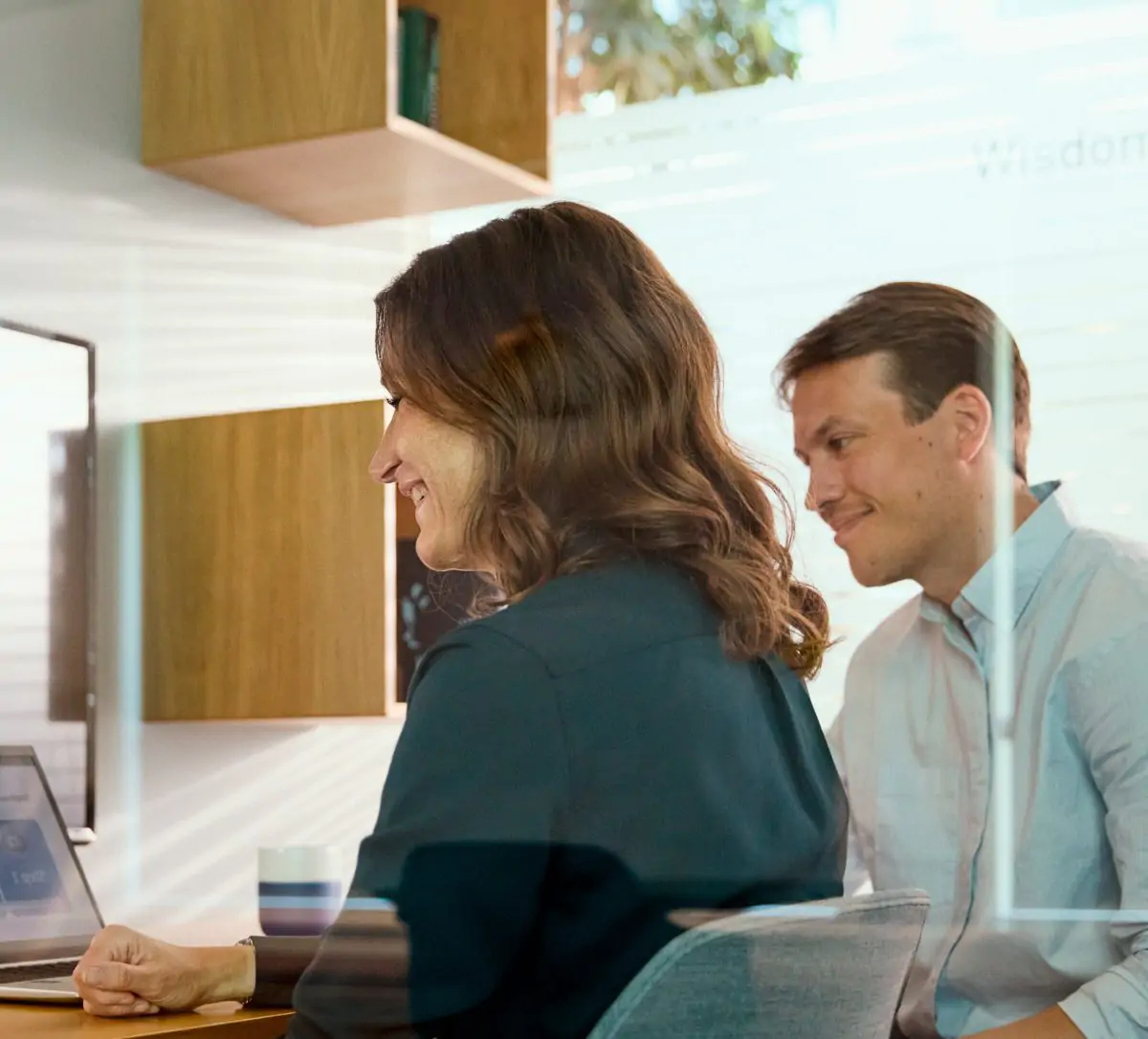 to mennesker sidder i en mødelokale og taler sammen