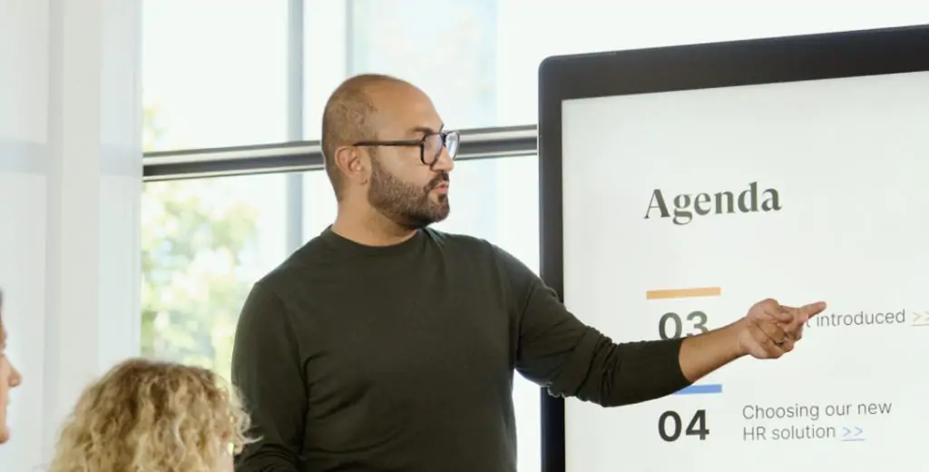 En mand præsenterer til et møde